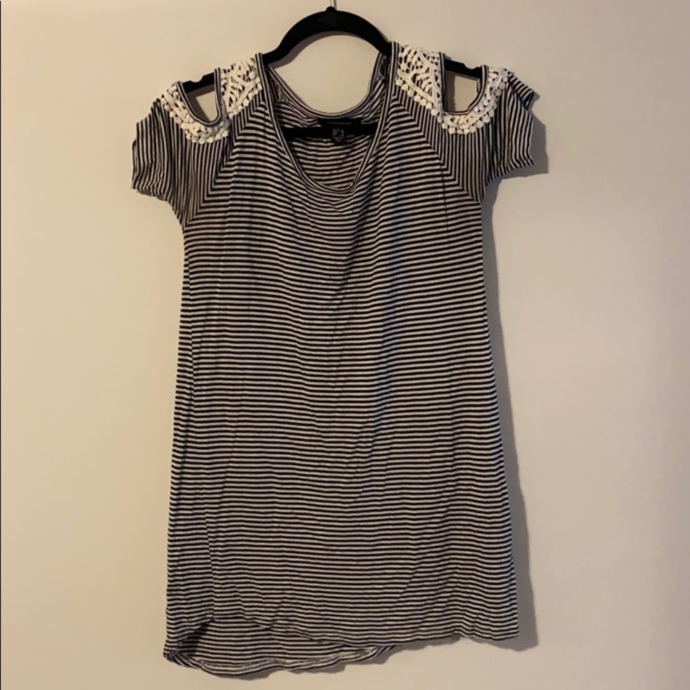 Cold-shoulder striped long tee